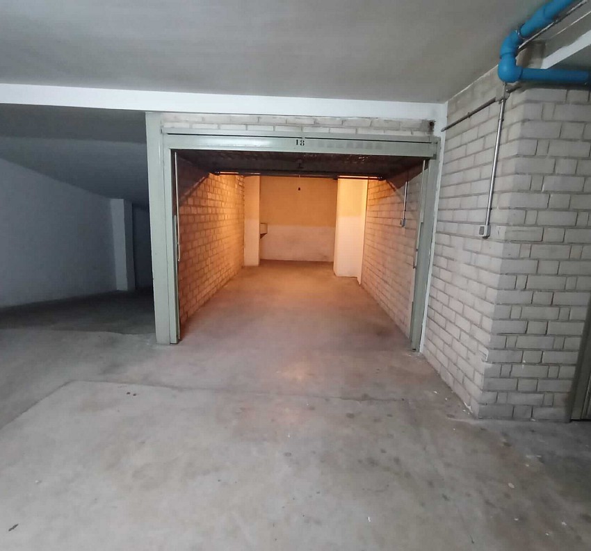 Plaza de garaje cerrada en Las Viñas